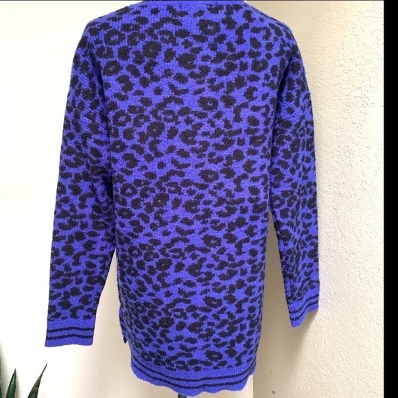 John + Jenn Leopard Print V Neck Sweater - Picture 3 of 13